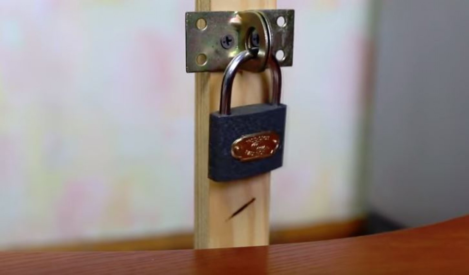 Kulcs nélkül is kinyithatók a lakatok. Egy egyszerű eszköz kell csak hozzá. (videó)