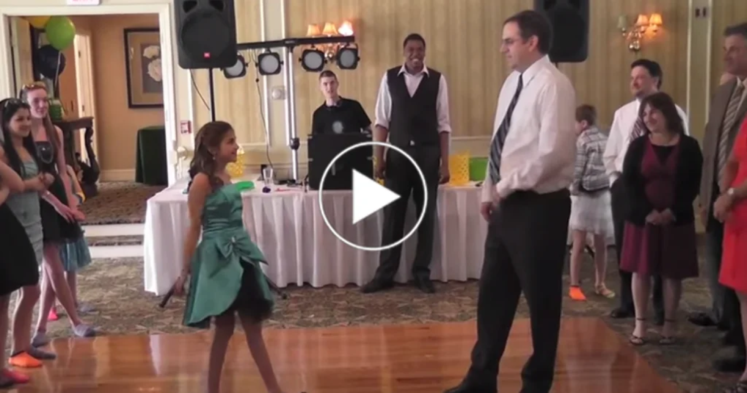 Az apuka először nem akart táncolni, de a lánya ragaszkodott hozzá… aztán mindenki meglepődött!