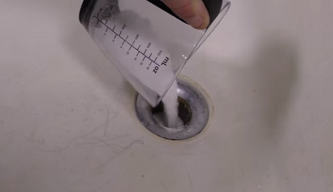 Döbbenetes! Egy csésze sót öntött a mosogató lefolyójába! 