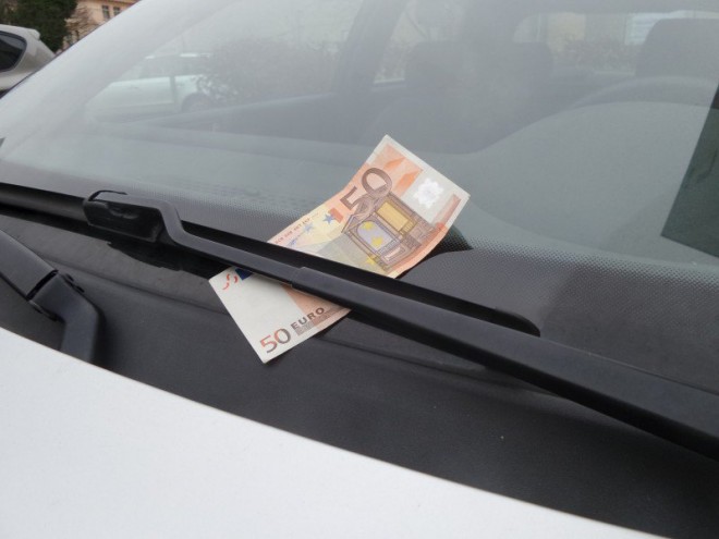 Vigyázzon, ha pénzt talál a szélvédőjén! Ez a csalás még mindig még mindig át tudja ejteni!