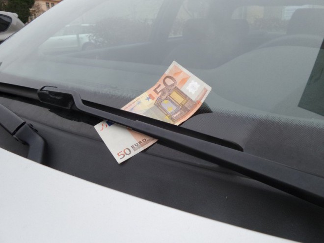 Vigyázzon, ha pénzt talál a szélvédőjén! Új csalási módszer van terjedőben!