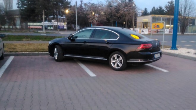 Így parkol egy igazi FIDESZ-es polgármester!