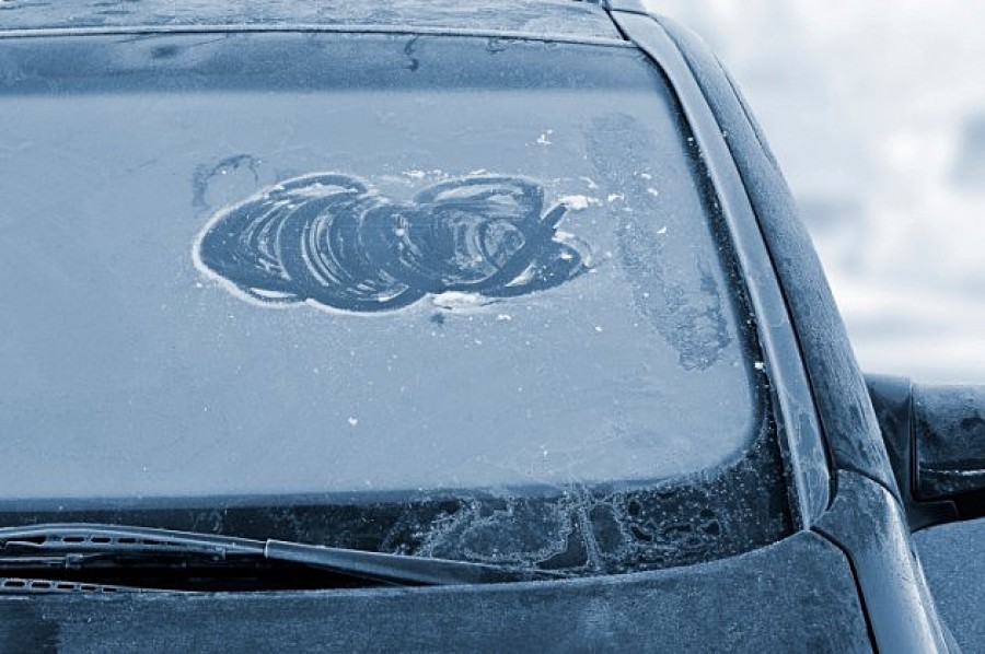Így takarítsd le a jeget az autódról pár másodperc alatt!
